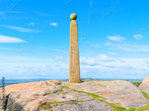 Tableau sur toile High up on the gritstone rocks of Birchen Edge stands a 200 year old monument dedicated to Admiral Lord Nelson