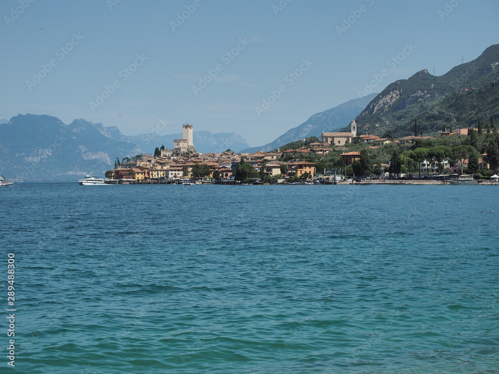 Fototapeta premium Malcesine – malerische Gemeinde am Ostufer des Gardasees in Norditalien