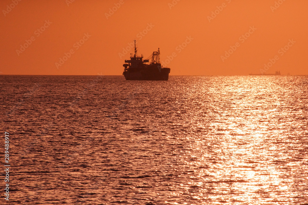 Fototapeta premium Ship silhouette and sunset