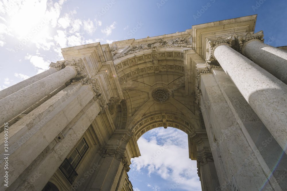 Fototapeta premium arch of Rua Augusta seen from below