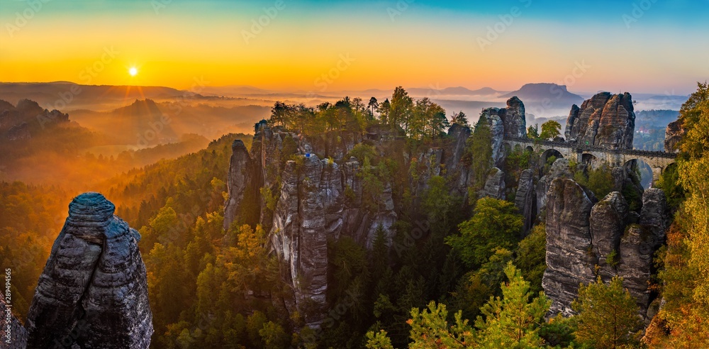 Sonnenaufgang auf der Bastei in der Sächsischen Schweiz - obrazy, fototapety, plakaty 