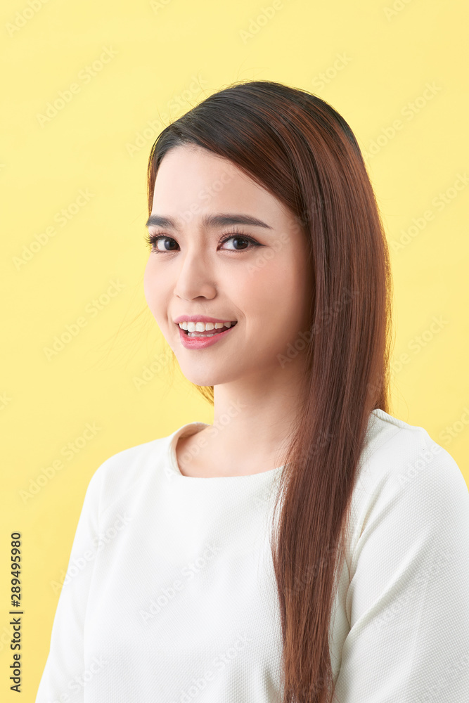 Fototapeta premium Portrait of an attractive fashionable young asian woman