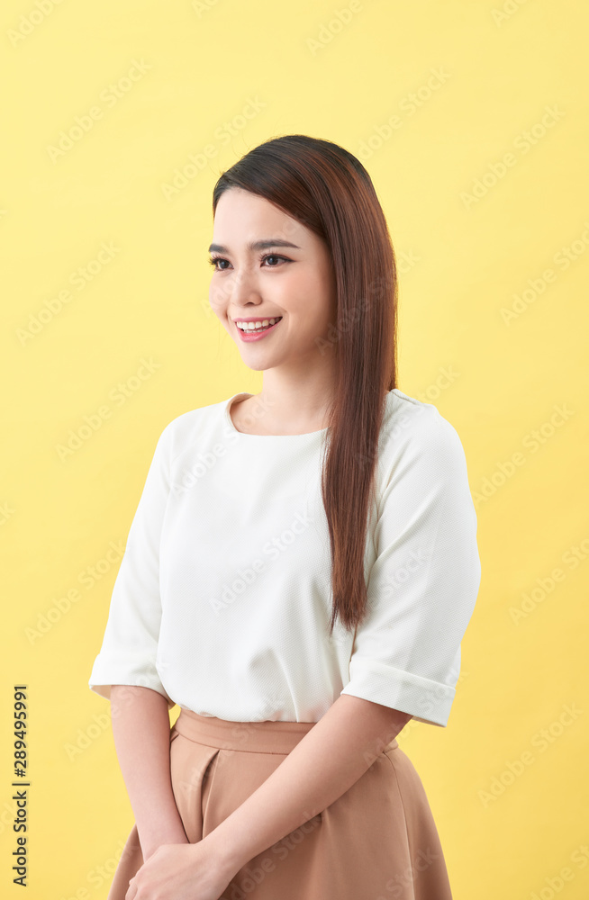 Obraz premium Portrait of an attractive fashionable young asian woman