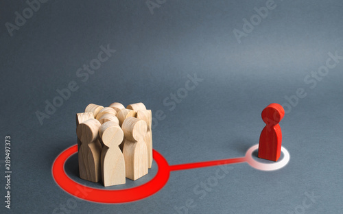 Foto red figure of a man and a crowd of people are connected by an abstract line