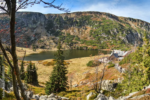 Obraz na płótnie Black Pond and Samotnia Shelter at Karkonosze Mountains/Poland w salonie
