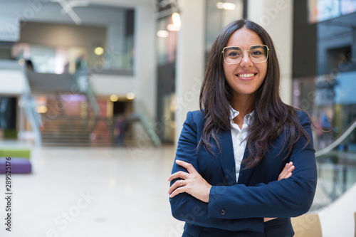 Papier peint Young businesswoman smiling at camera