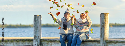 Foto aktive lebensfrohe Senioren im Herbst