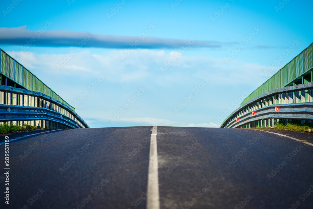 Obraz premium empty road to new destinations