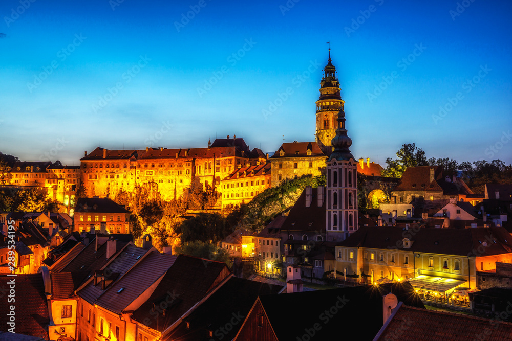 Fototapeta premium zamek cesky krumlov nocą