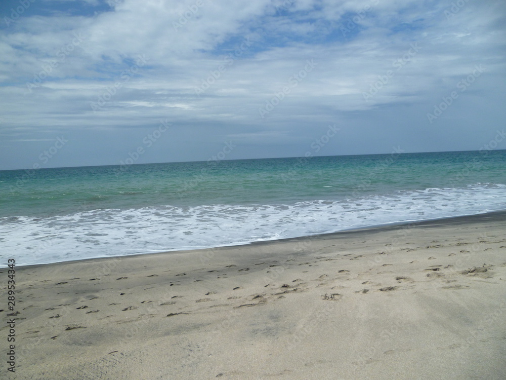 Un día soleado en la playa Salinas - Ecuador Un día soleado en la playa Salinas - Ecuador