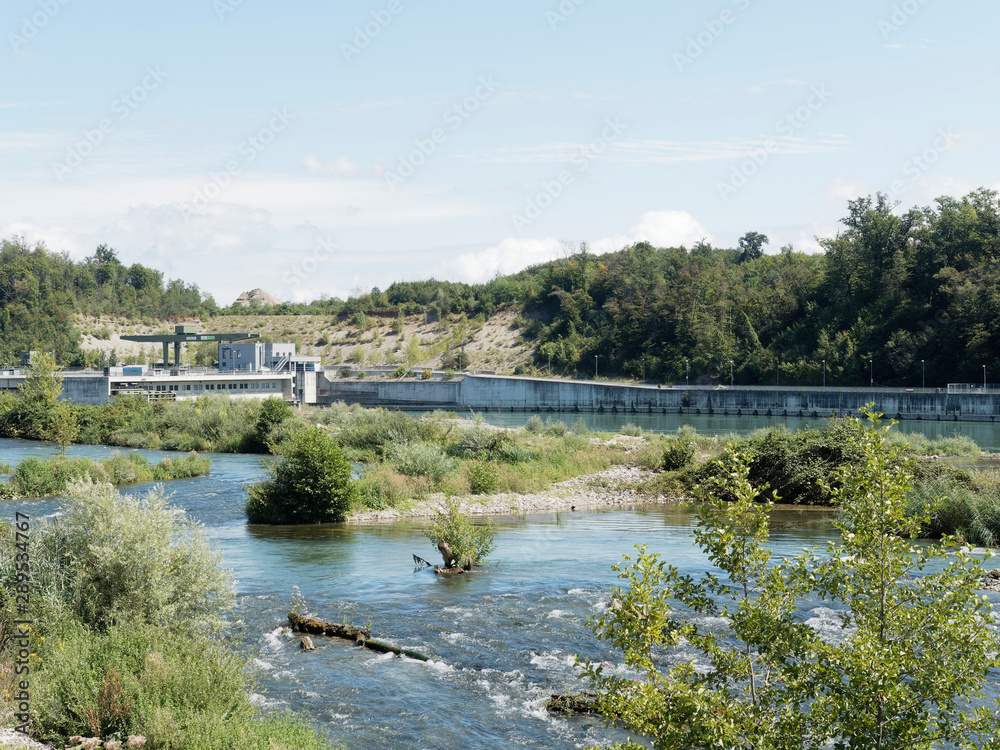 Der Rhein. Ehemaliger alter Rheinlauf zwischen Rheinfelden (Baden) in Deuschtland und Rheinfelden (Schweiz)