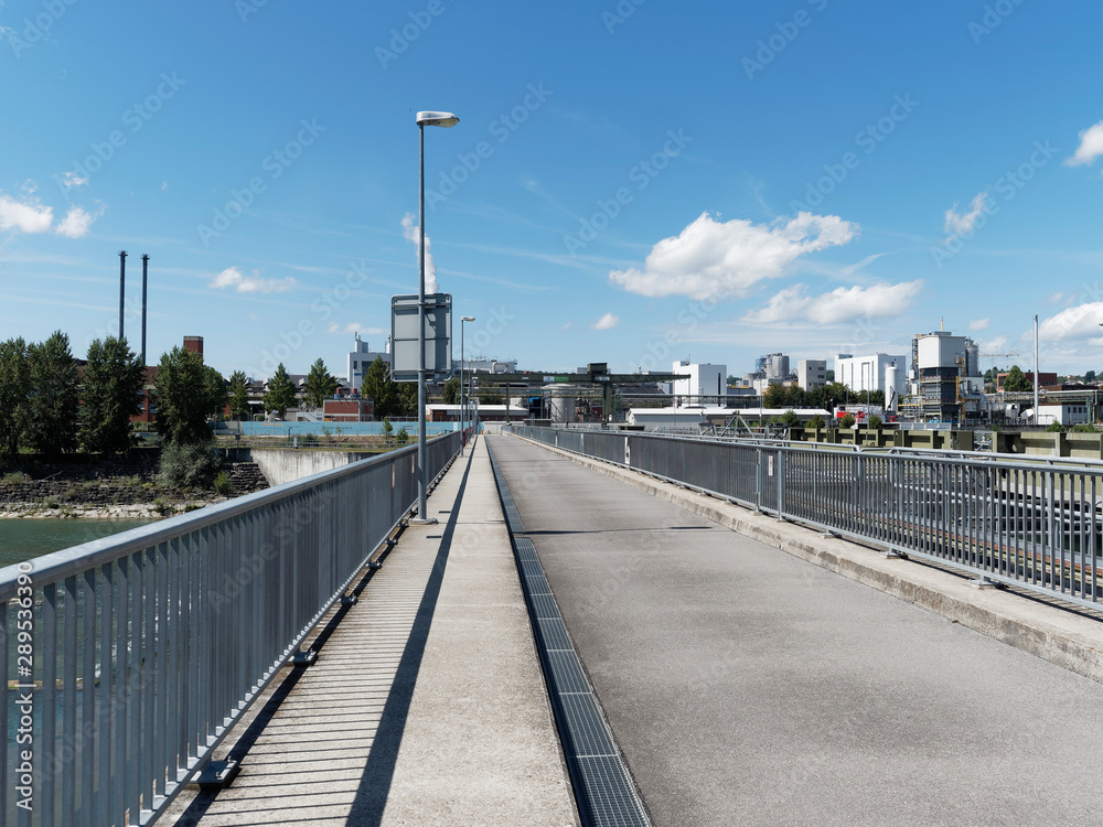 Rheinufer-Rundweg zwischen Rheinfelden (Baden) in Deuschtland und Rheinfelden (Schweiz). Brücke überqueren. Wasserkraftwerk Rheinfelden 