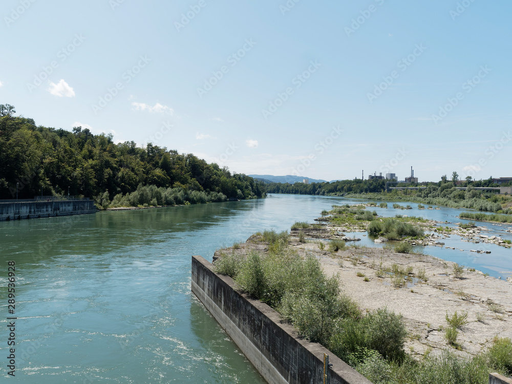 Der Rhein. Ehemaliger alter Rheinlauf zwischen Rheinfelden (Baden) in Deuschtland und Rheinfelden (Schweiz)