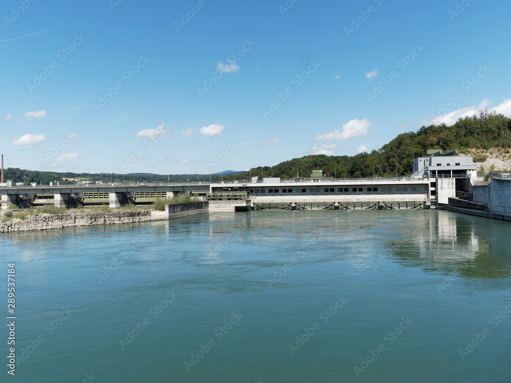 Rheinufer-Rundweg zwischen Rheinfelden (Baden) in Deuschtland und Rheinfelden (Schweiz). Wasserkraftwerk Rheinfelden  