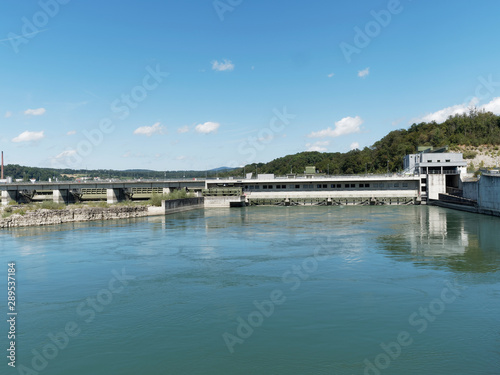 Rheinufer-Rundweg zwischen Rheinfelden  Baden  in Deuschtland und Rheinfelden  Schweiz . Wasserkraftwerk Rheinfelden  