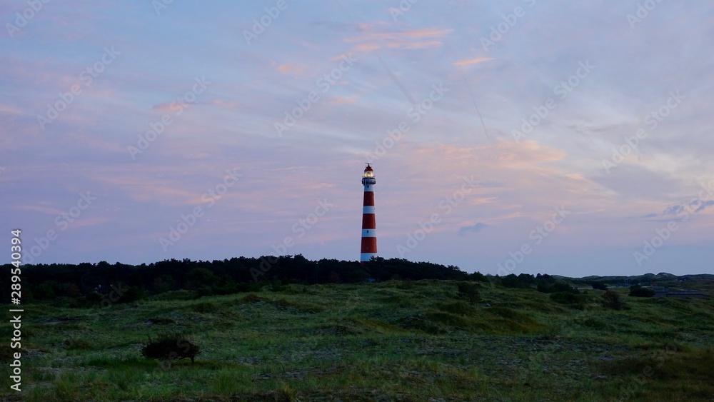 Leuchtturm an der Nordsee bei Sonnenuntergang