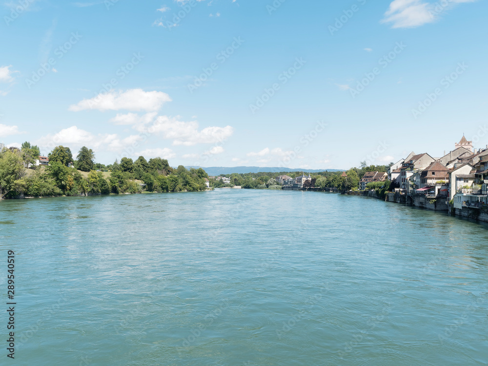 Der Rhein. Grenzfluss zwischen Rheinfelden (Baden) in Deuschtland und Rheinfelden (Schweiz). Rheinverlauf ostwärts