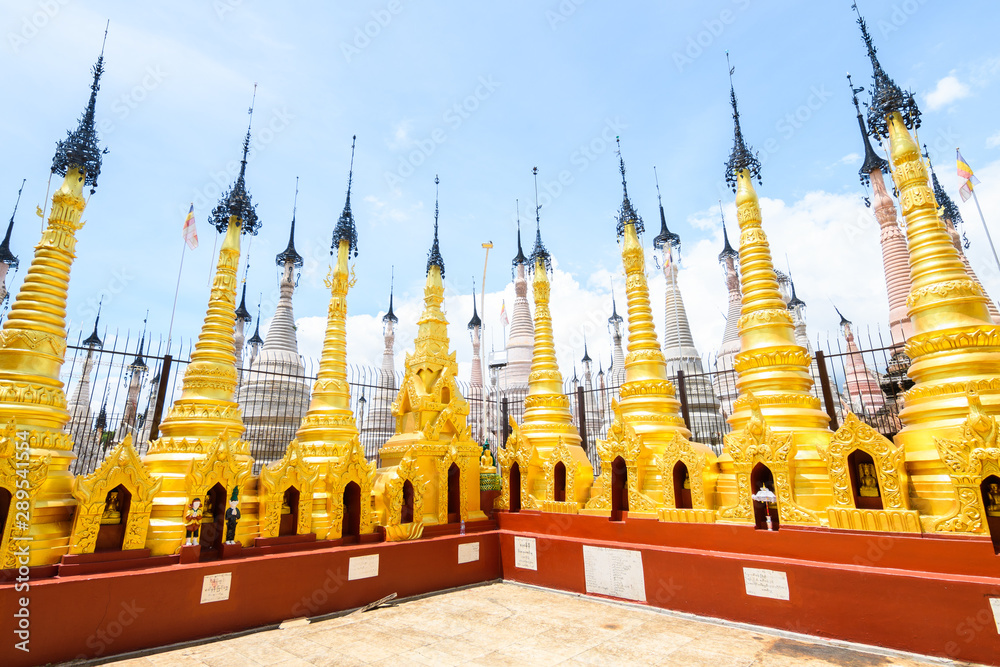 Fototapeta premium amazing Mwe Taw Kakku pagoda complex in myanmar