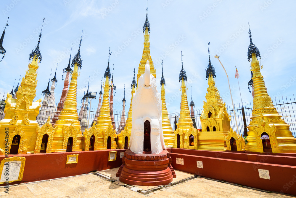 Naklejka premium amazing Mwe Taw Kakku pagoda complex in myanmar