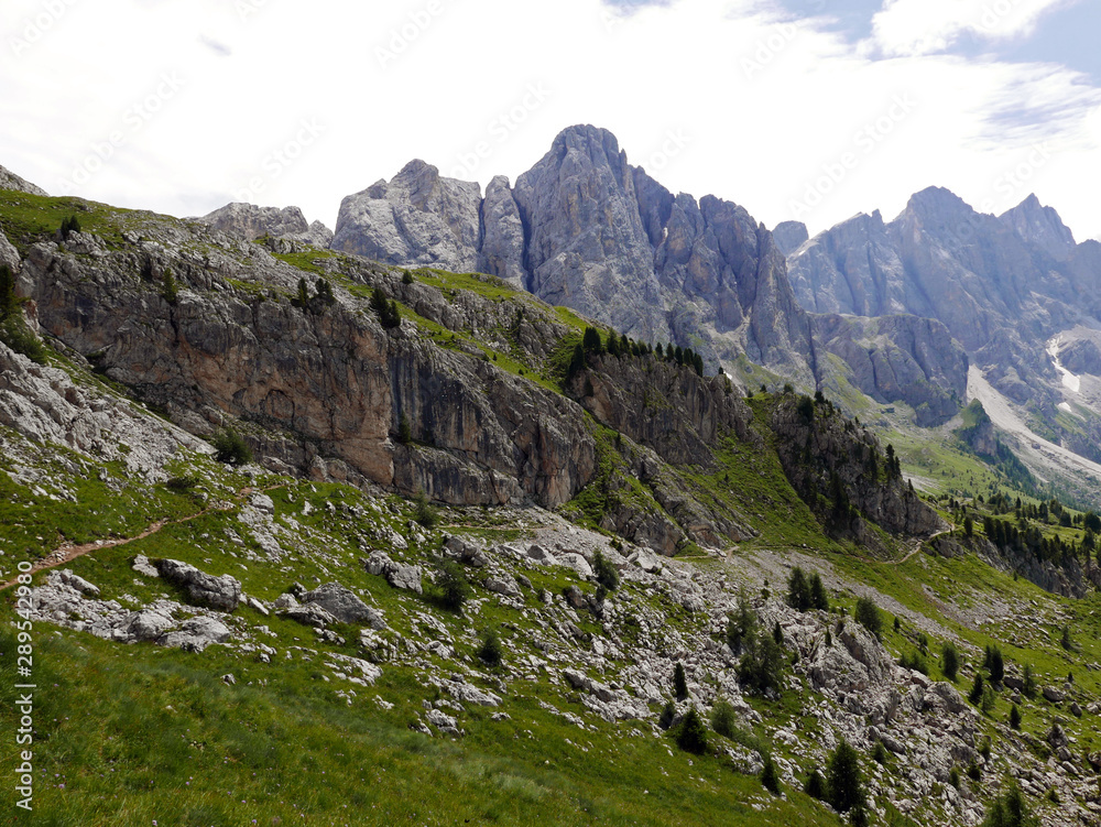 vista maestosa di un panorama dolomitico in italia in estate vista maestosa di un panorama dolomitico in italia in estate