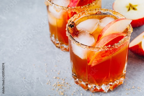 Fotografia Apple cider margarita with cinnamon and ice for Halloween or Thanksgiving in gla