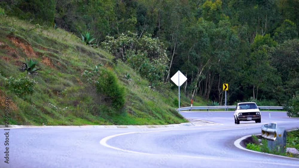 Vehiculo sobre curvas en carretera