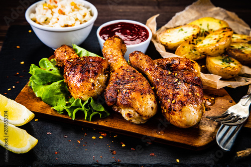 Grilled chicken drumsticks with vegetables