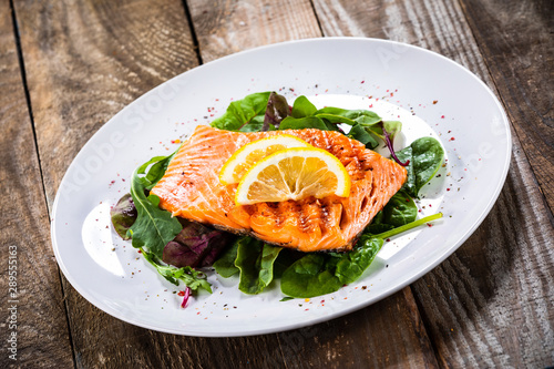 Grilled salmon with lettuce