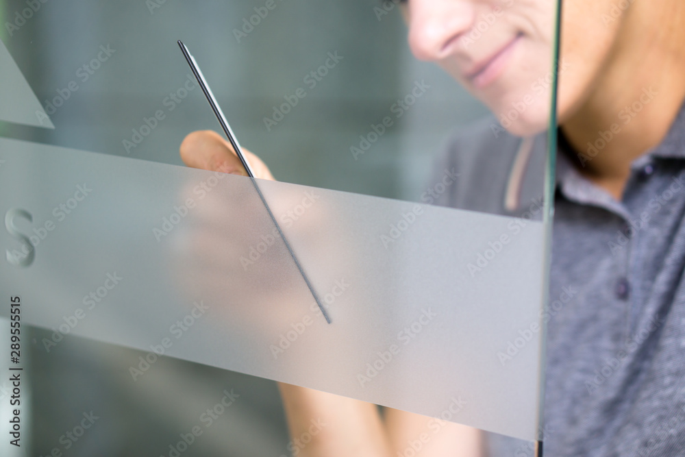 Φωτογραφία Werbung an Glastüre anbringen / Werbetechnik / Milchglasfolie