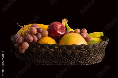 Bodegon de frutas en canasta