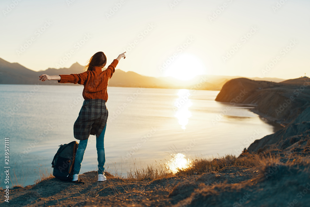 Fototapeta premium silhouette of girl on the beach at sunset