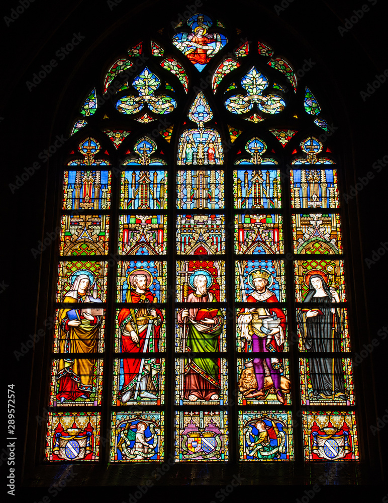 Vitral maravilhoso muito colorido e com várias imagens e histórias. Nas igrejas, catedrais e basílicas ao redor do mundo