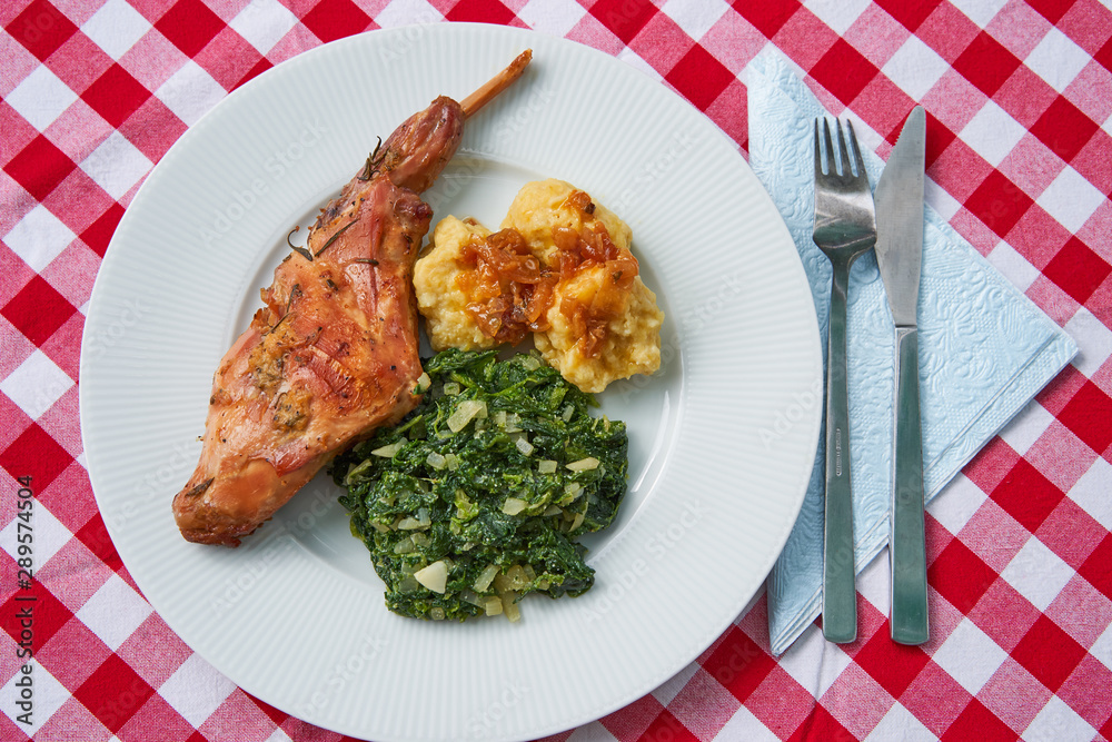 Foto de Flat lay picture of roasted rabbit leg, marinated in garlic and ...