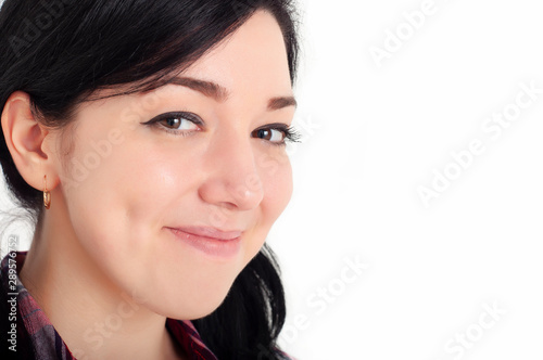 Foto A young joyful beautiful brunette girl with cute dimples on her cheeks smile and looks at the camera with happiness in her eyes