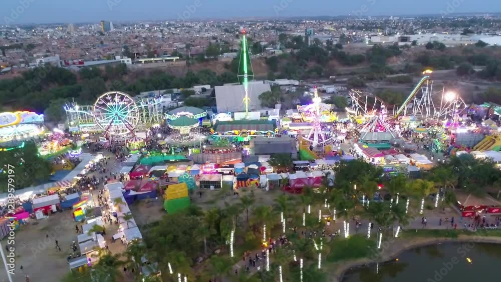 Juegos mecánicos con luces desde drone