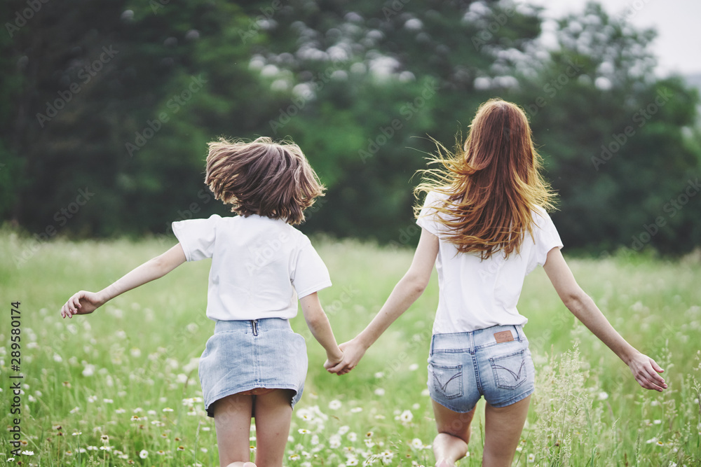 Obraz premium mother and daughter in the park