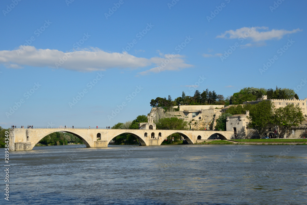 Pont d’Avignon sur le Rhône à Avignon, Vaucluse, France - Avignon bridge on Rhône river in Provence, France
