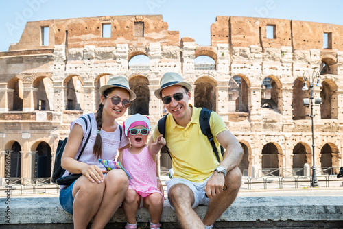 Canvas Print Young Family Sitting In Front Of Colosseum