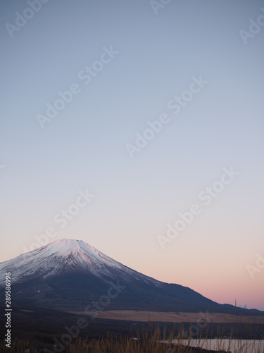 夜明けの富士山