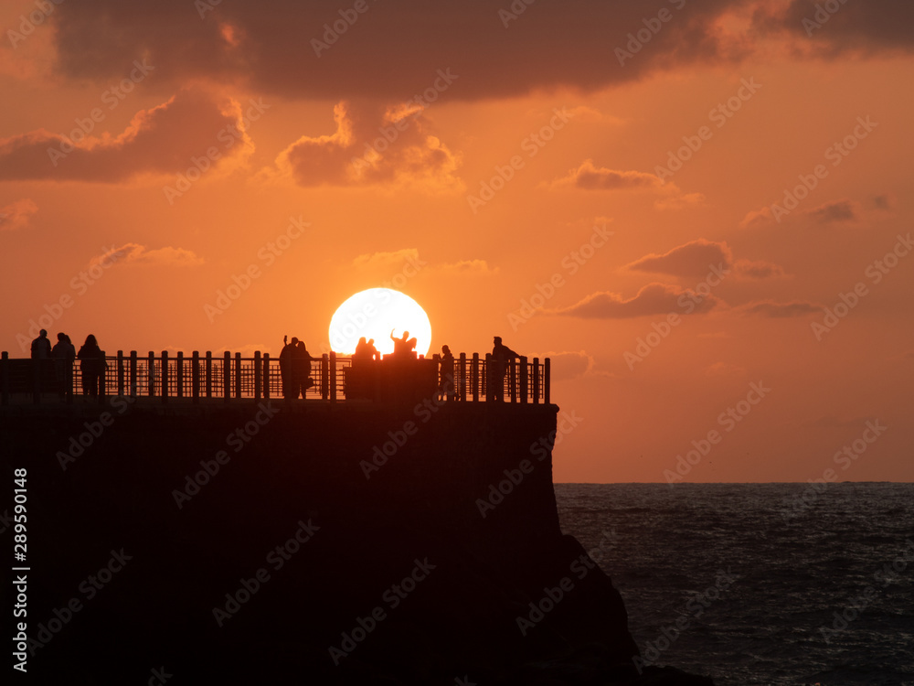 Obraz premium People enjoying an epic sunset during summer in San Sebastian