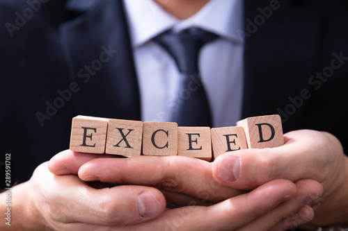 Tableau sur toile Businessman Holding Exceed Expectations Word