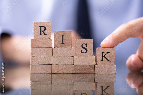 Valokuva Risk Word With Declining Chart On Desk