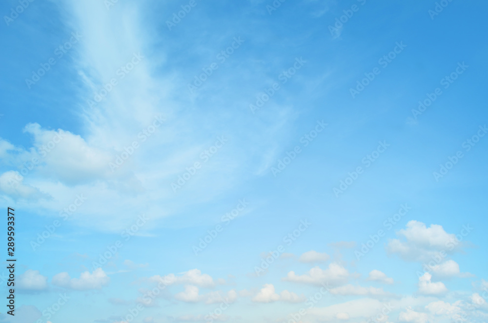 Obraz premium Subtle pastel background of clouds in blue sky 