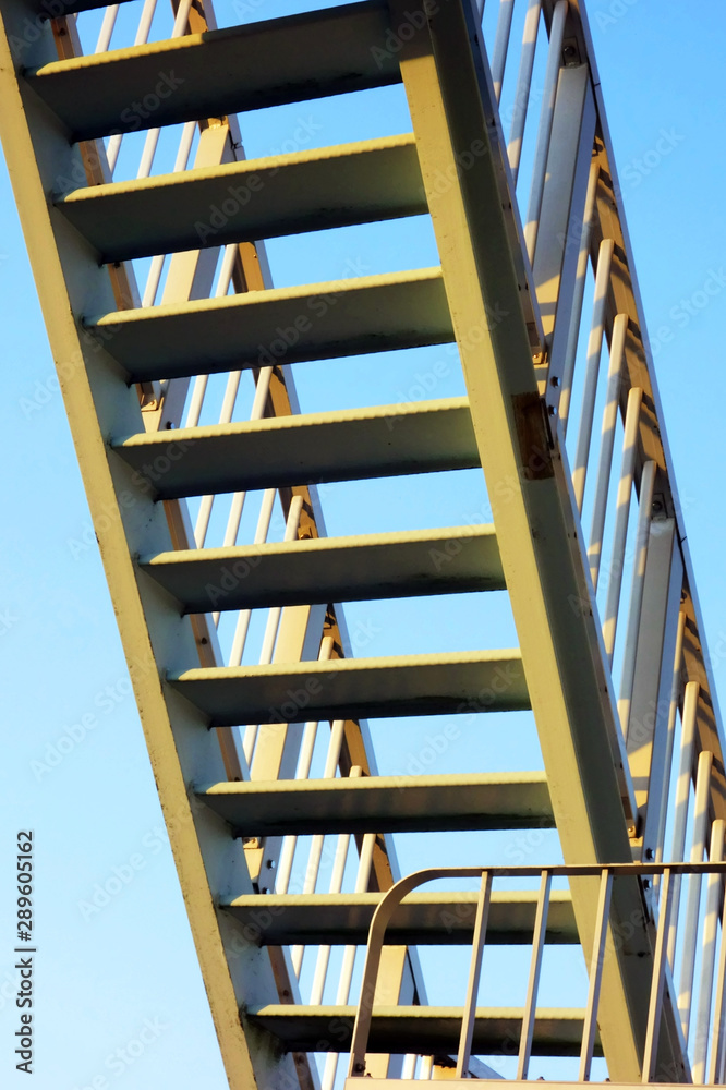 Fototapeta premium 河川多摩川の水門堤防の作業用の階段