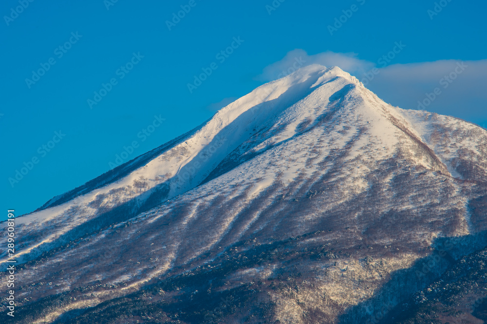 青空に真っ白な雪を被った磐梯山との美しいコントラスト