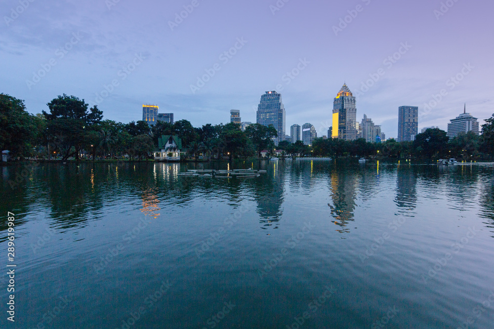 Obraz premium The view of Bangkok at night is beautiful.