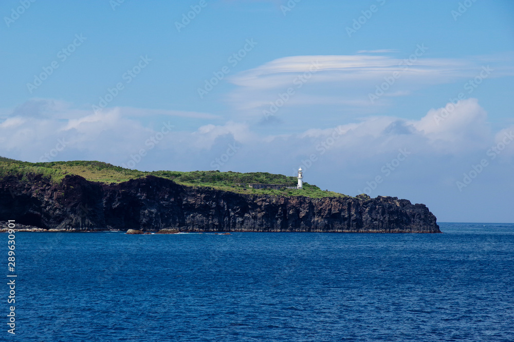 海上から見る三宅島のサタドー岬