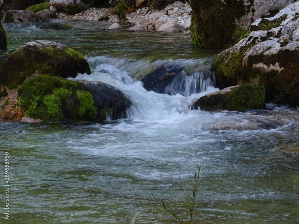 kleiner wasserfall am soca fluss in slowenien kleiner wasserfall am soca fluss in slowenien