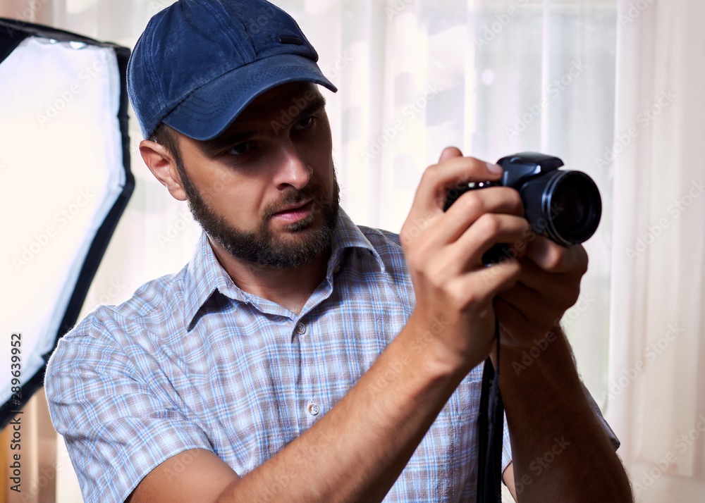 Obraz premium Photographer working in the Studio looking at the camera.