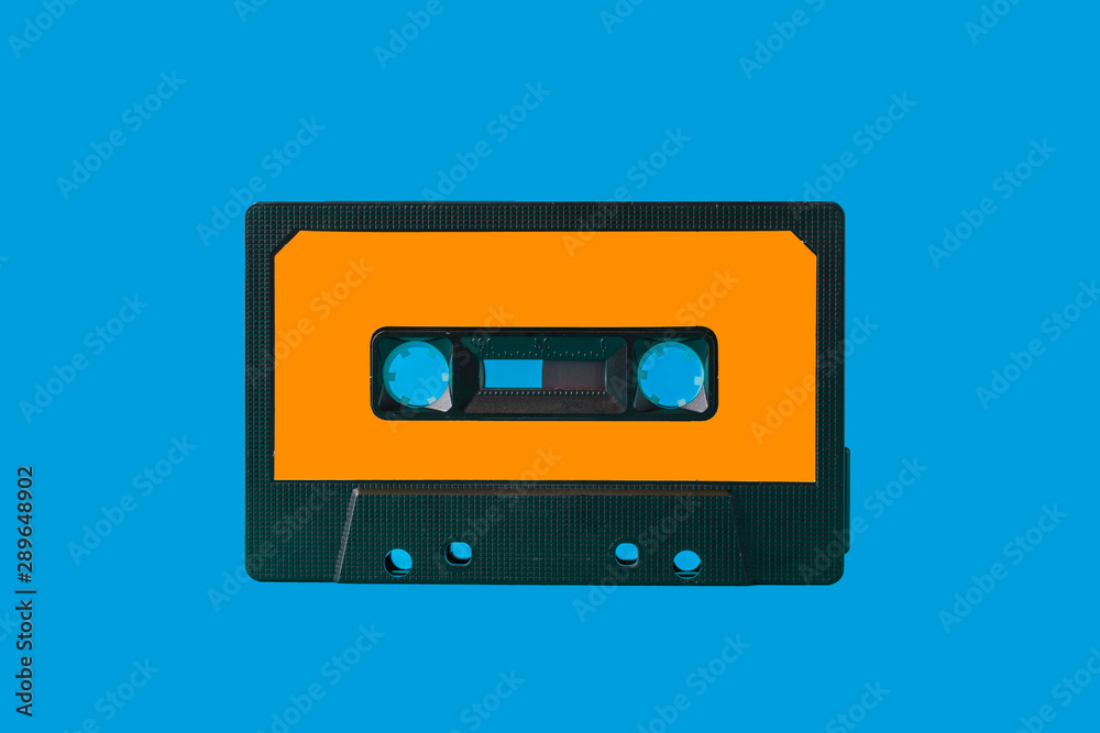 Vintage  Kompaktkassette mit orangenem Label auf blauem Hintergrund